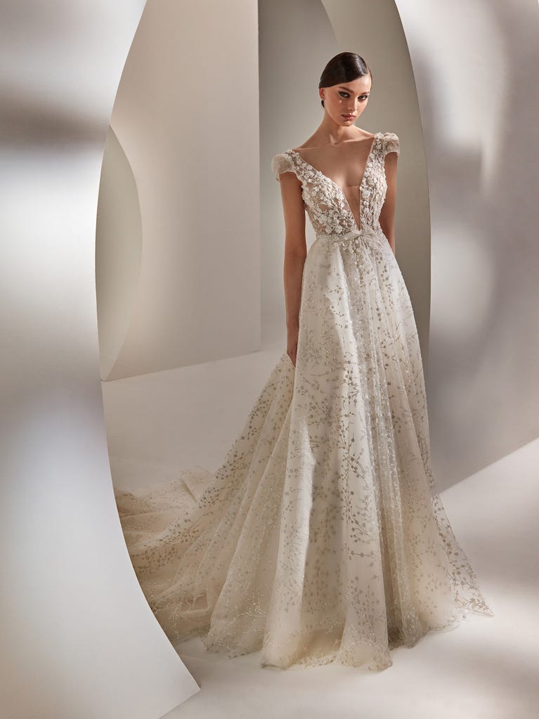 Tulle wedding dress with sleeveless bodice and sweetheart neckline. The embroidered lace creates a fabulous 3D effect, and the removable sleeves will look perfect during the ceremony.