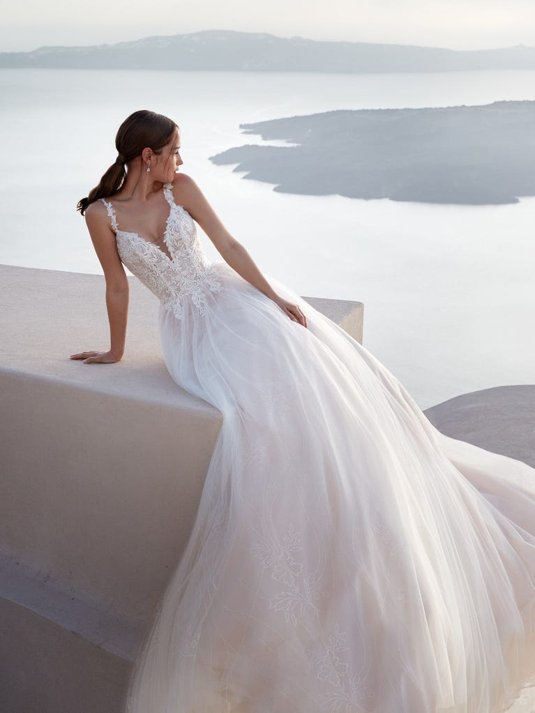 Tulle wedding dress with sleeveless bodice and sweetheart neckline. The embroidered lace creates a fabulous 3D effect, and the removable sleeves will look perfect during the ceremony.