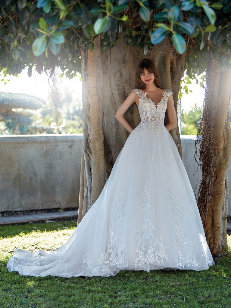 Tulle wedding dress with sleeveless bodice and sweetheart neckline. The embroidered lace creates a fabulous 3D effect, and the removable sleeves will look perfect during the ceremony.