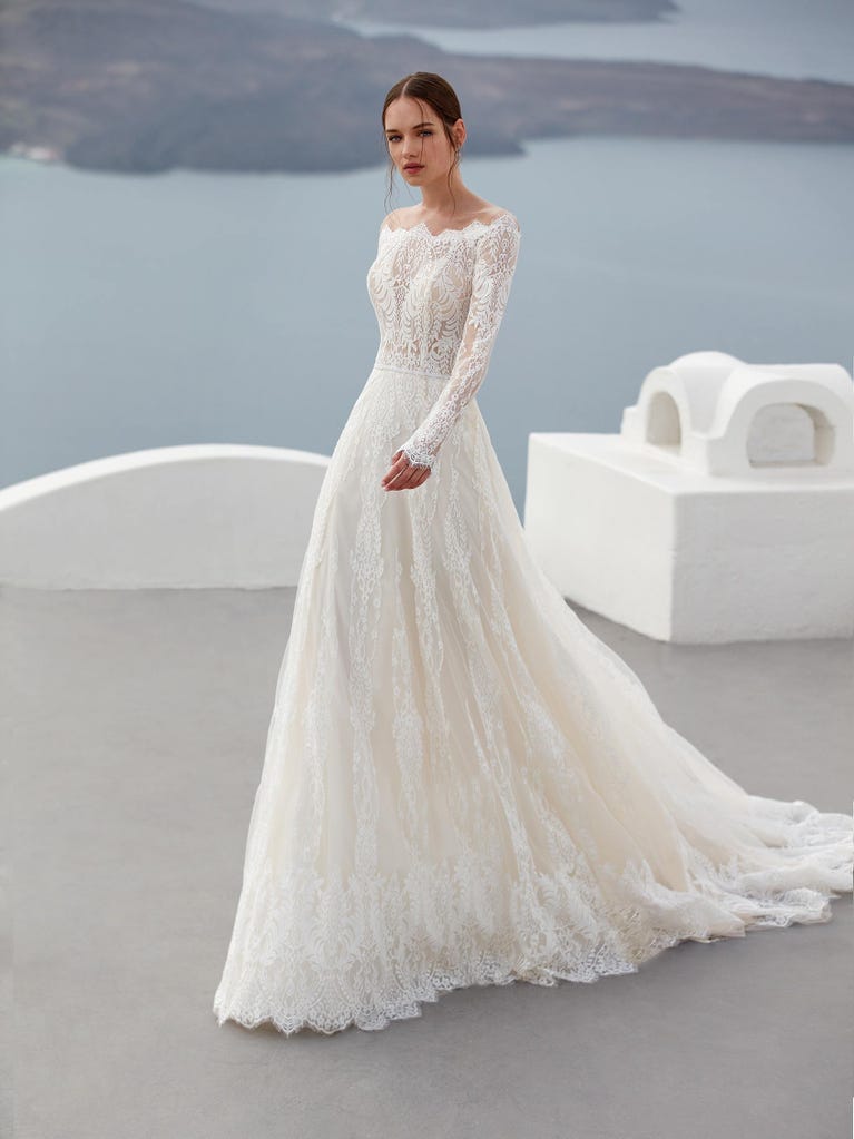 Sofisticado vestido en mikado con la sobrefalda más fabulosa en voile de tul y encaje macro. ¡La magia de la elegancia!