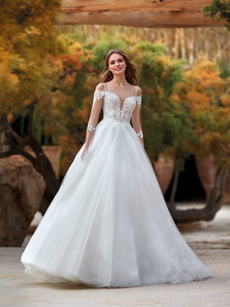 Tulle wedding dress with sleeveless bodice and sweetheart neckline. The embroidered lace creates a fabulous 3D effect, and the removable sleeves will look perfect during the ceremony.