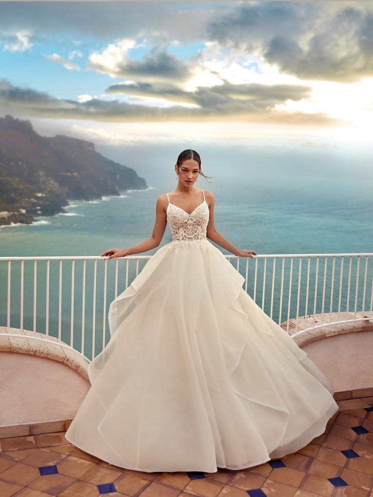 Tulle wedding dress with sleeveless bodice and sweetheart neckline. The embroidered lace creates a fabulous 3D effect, and the removable sleeves will look perfect during the ceremony.