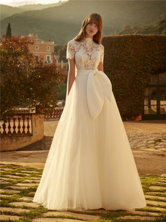 Parte anteriore abito principessa a collo alto, maniche lunghe e apertura sulla schiena in tulle LIBELUA.