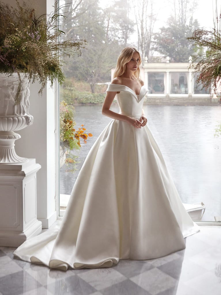 Charming mermaid dress in tulle and chantilly lace. The soft, tulle voile sleeves float like wings!