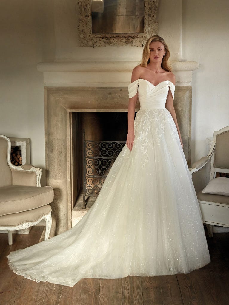 Tulle wedding dress with sleeveless bodice and sweetheart neckline. The embroidered lace creates a fabulous 3D effect, and the removable sleeves will look perfect during the ceremony.
