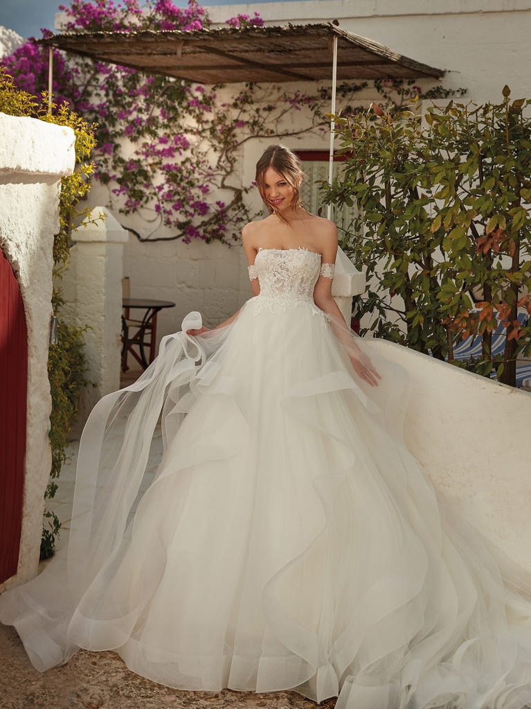 Tulle wedding dress with sleeveless bodice and sweetheart neckline. The embroidered lace creates a fabulous 3D effect, and the removable sleeves will look perfect during the ceremony.