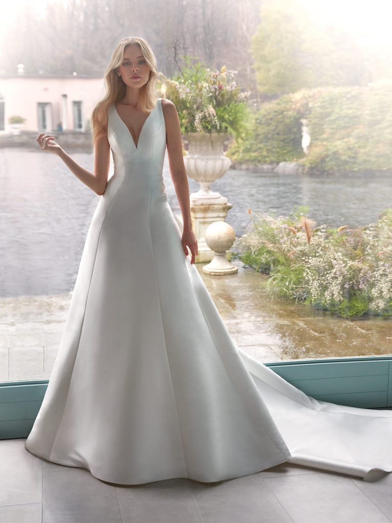 Charming mermaid dress in tulle and chantilly lace. The soft, tulle voile sleeves float like wings!
