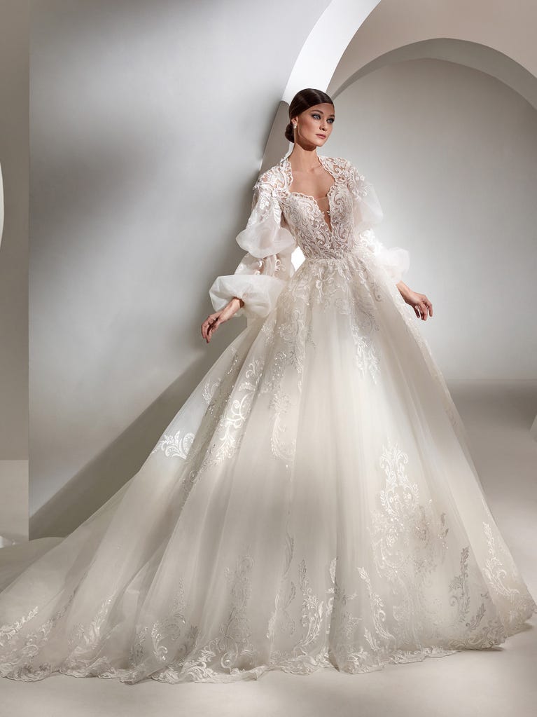 Tulle wedding dress with sleeveless bodice and sweetheart neckline. The embroidered lace creates a fabulous 3D effect, and the removable sleeves will look perfect during the ceremony.
