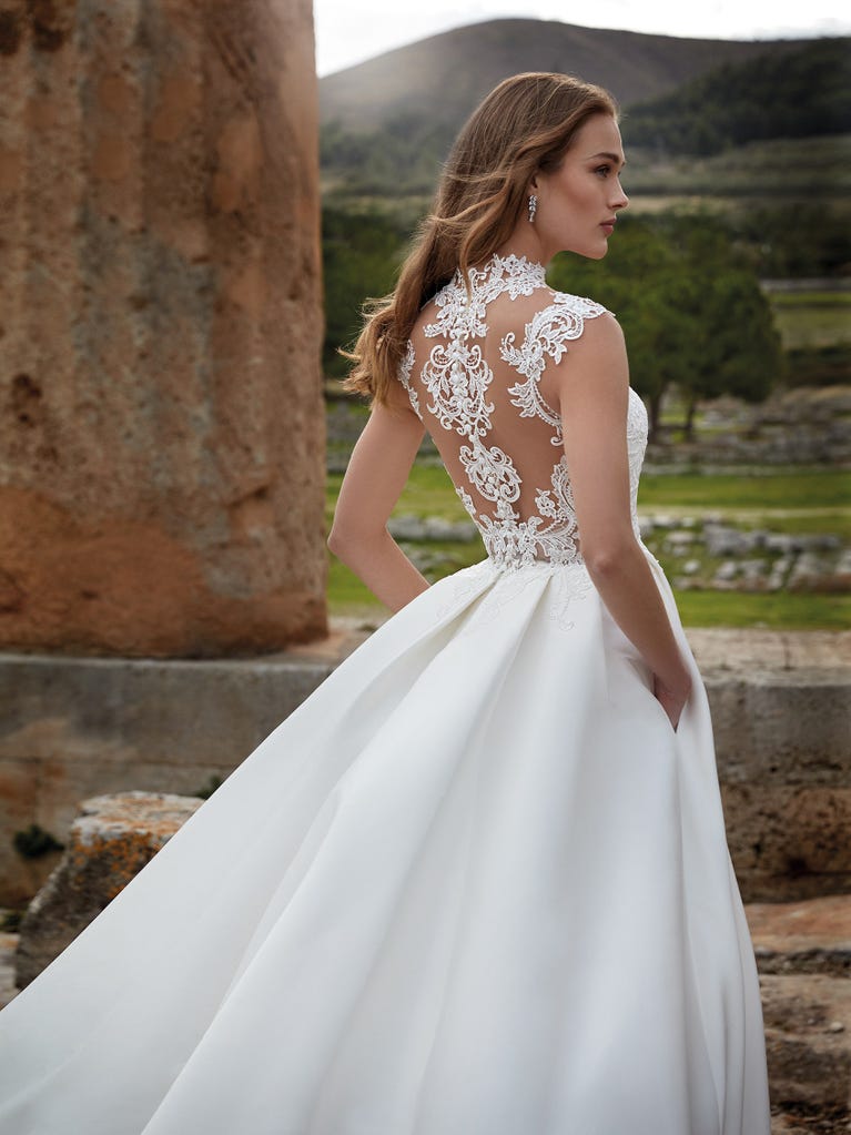 Charming mermaid dress in tulle and chantilly lace. The soft, tulle voile sleeves float like wings!