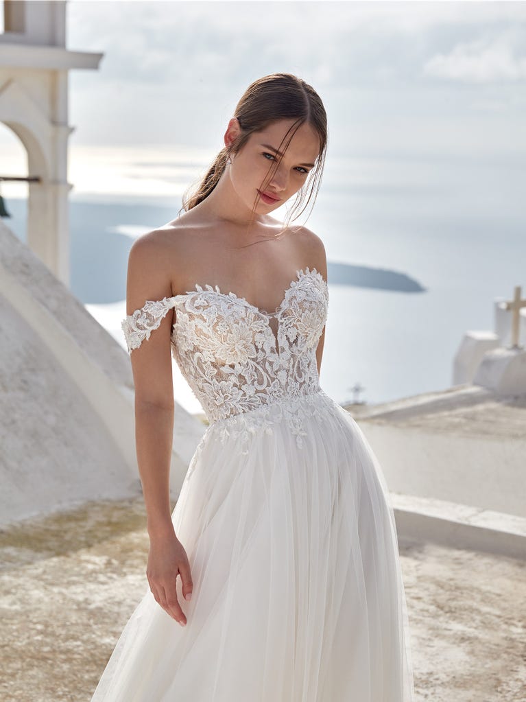 Sofisticado vestido en mikado con la sobrefalda más fabulosa en voile de tul y encaje macro. ¡La magia de la elegancia!