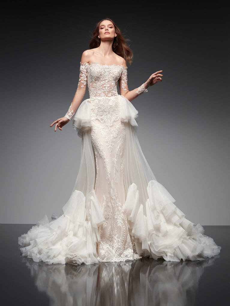 Princess wedding dress in carmine red tulle. The tulle ruffles create a light volume on the skirt and the sleeveless bodice, while the high waistline enhances the waist.