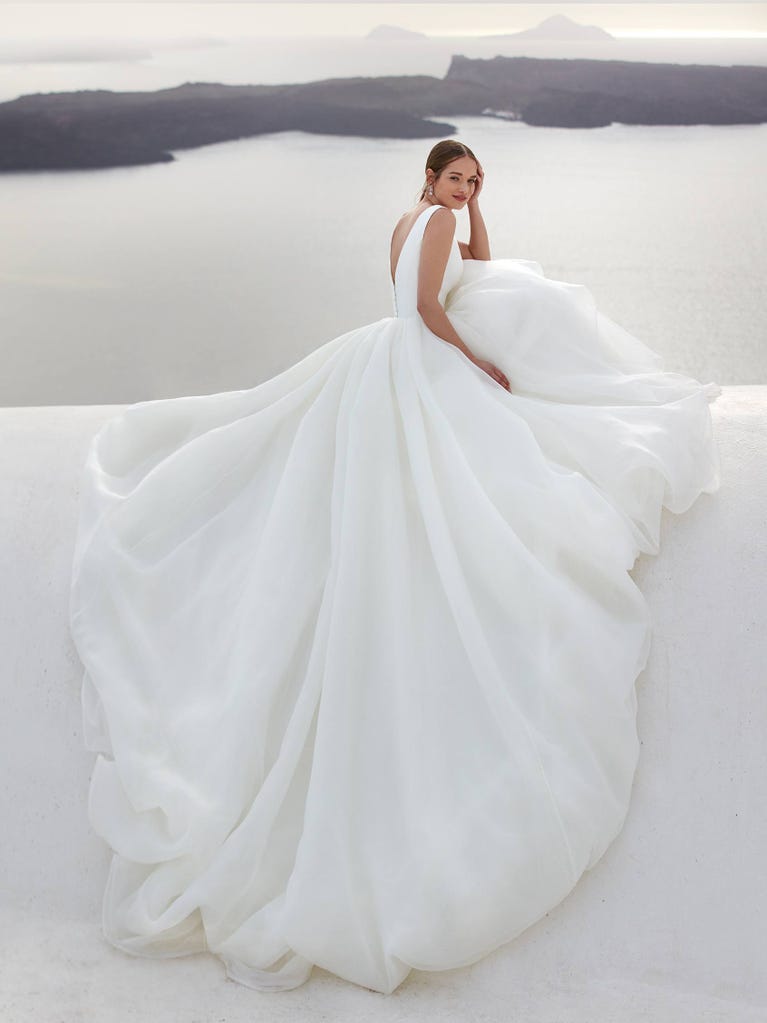 Sofisticado vestido en mikado con la sobrefalda más fabulosa en voile de tul y encaje macro. ¡La magia de la elegancia!