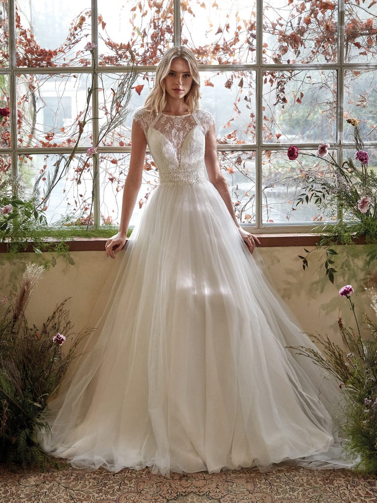 Tulle wedding dress with sleeveless bodice and sweetheart neckline. The embroidered lace creates a fabulous 3D effect, and the removable sleeves will look perfect during the ceremony.