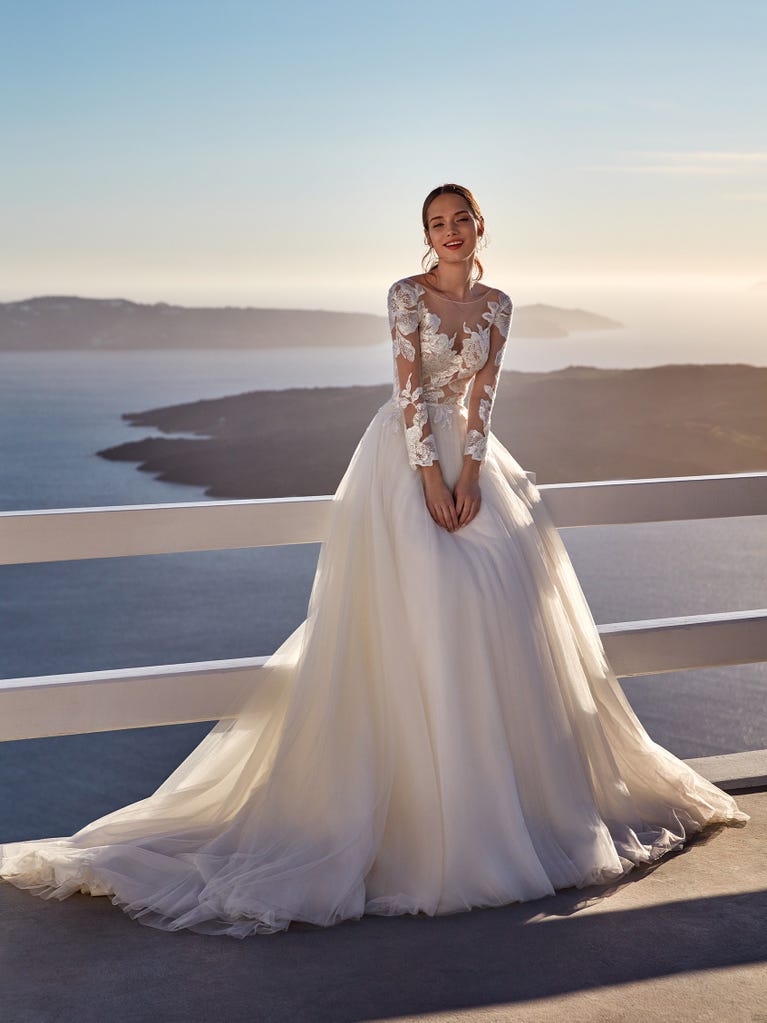 Tulle wedding dress with sleeveless bodice and sweetheart neckline. The embroidered lace creates a fabulous 3D effect, and the removable sleeves will look perfect during the ceremony.