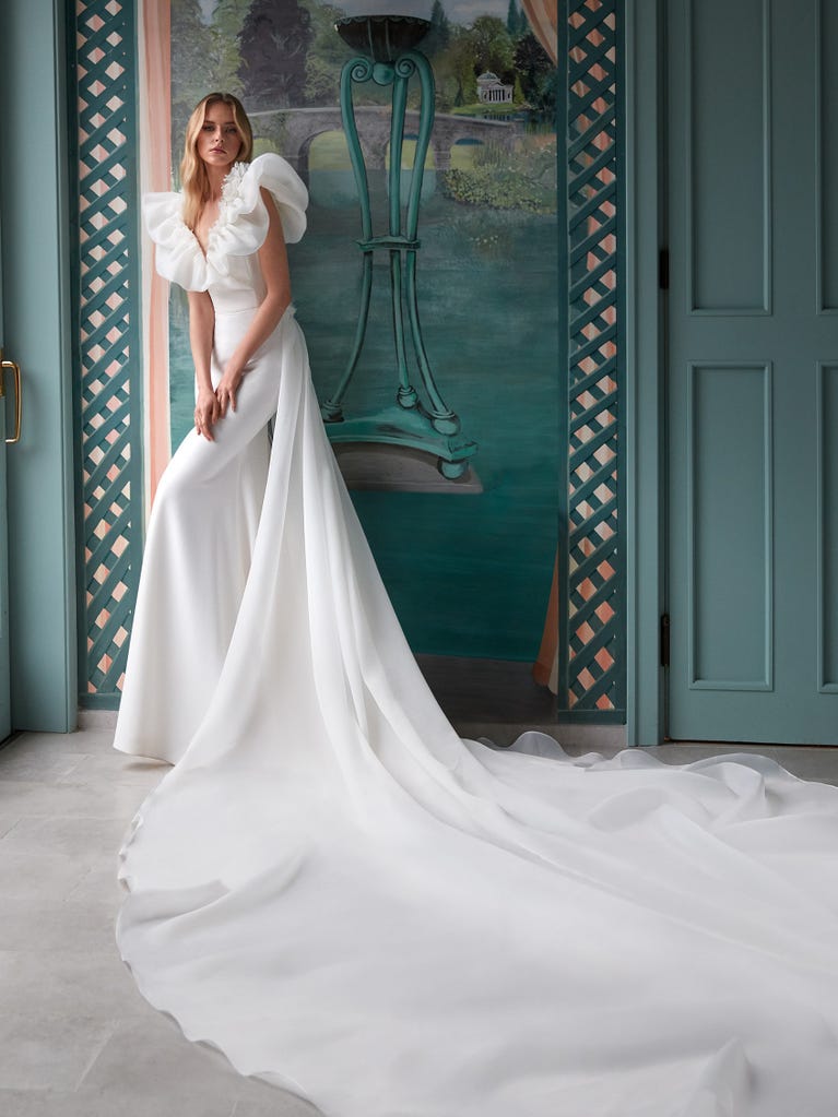Charming mermaid dress in tulle and chantilly lace. The soft, tulle voile sleeves float like wings!