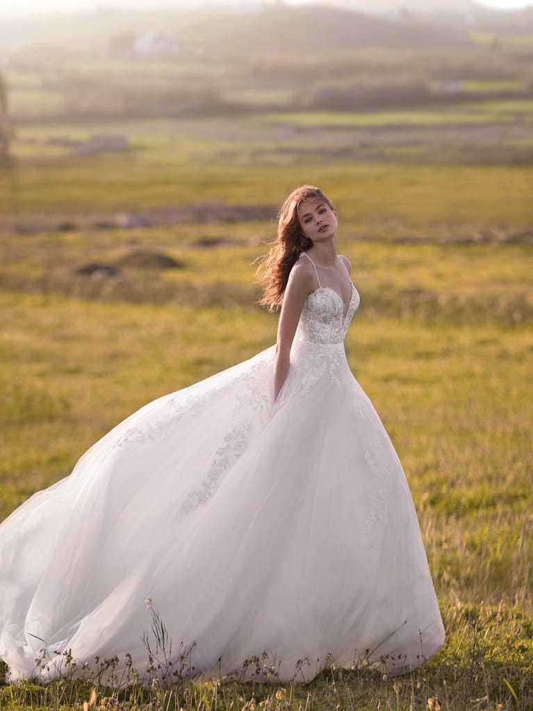 Tulle wedding dress with sleeveless bodice and sweetheart neckline. The embroidered lace creates a fabulous 3D effect, and the removable sleeves will look perfect during the ceremony.