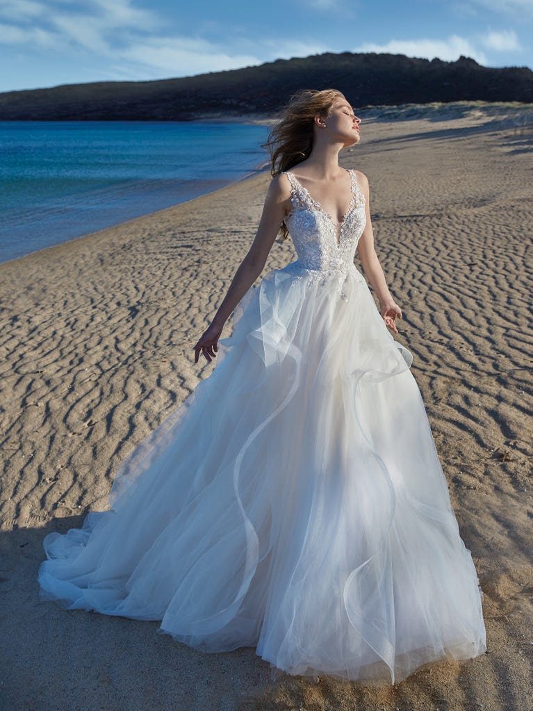 Tulle wedding dress with sleeveless bodice and sweetheart neckline. The embroidered lace creates a fabulous 3D effect, and the removable sleeves will look perfect during the ceremony.