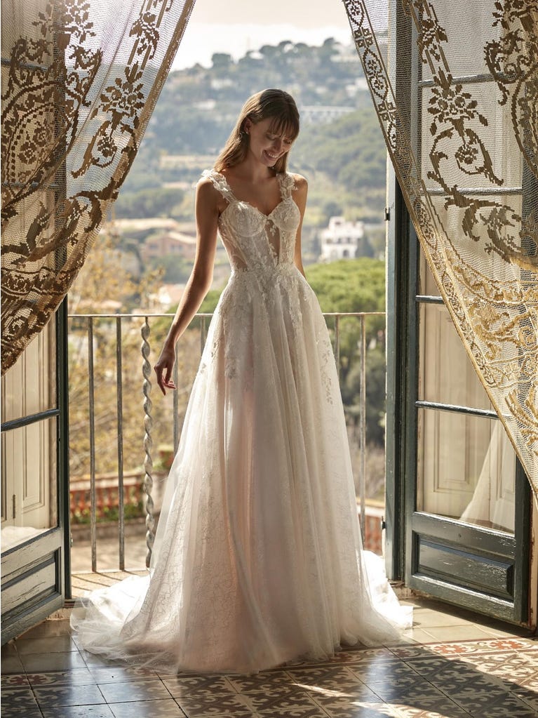 Tulle wedding dress with sleeveless bodice and sweetheart neckline. The embroidered lace creates a fabulous 3D effect, and the removable sleeves will look perfect during the ceremony.