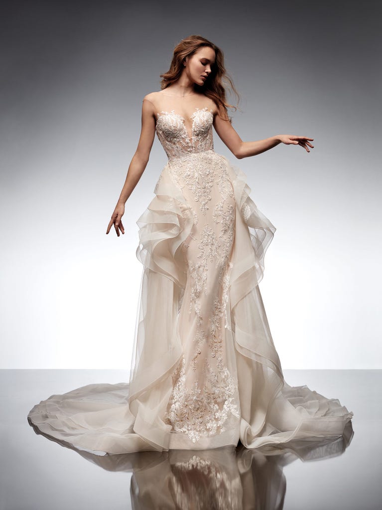 Princess wedding dress in carmine red tulle. The tulle ruffles create a light volume on the skirt and the sleeveless bodice, while the high waistline enhances the waist.