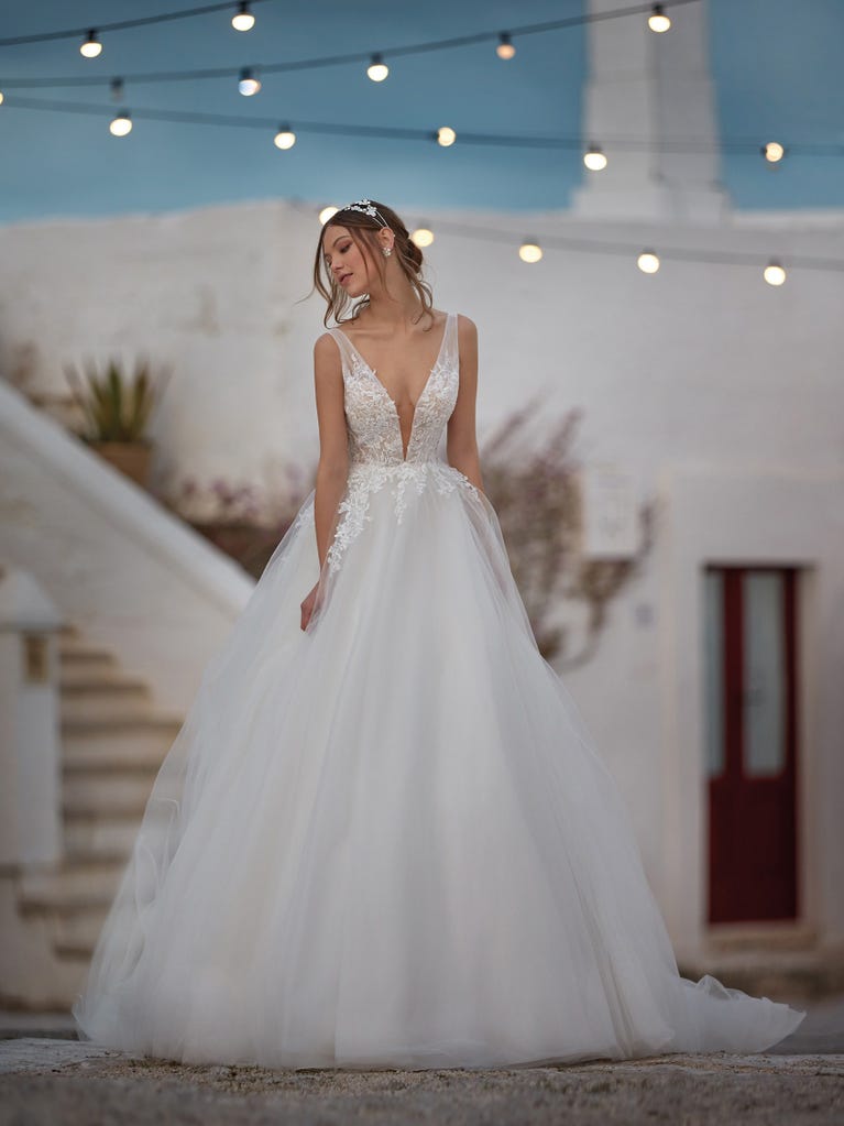 Tulle wedding dress with sleeveless bodice and sweetheart neckline. The embroidered lace creates a fabulous 3D effect, and the removable sleeves will look perfect during the ceremony.