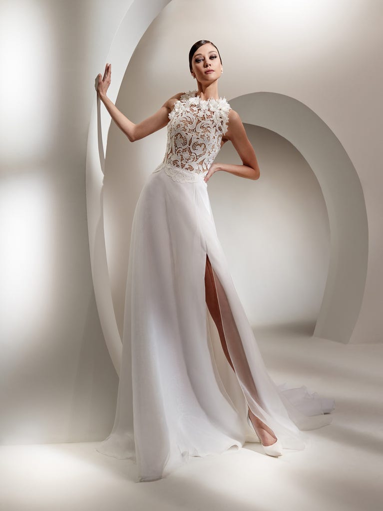 Flared wedding dress with voluminous yet lightweight tulle skirt with lace embroidered with floral motifs. For brides who dream of a romantic, feminine dress to say “I do.”