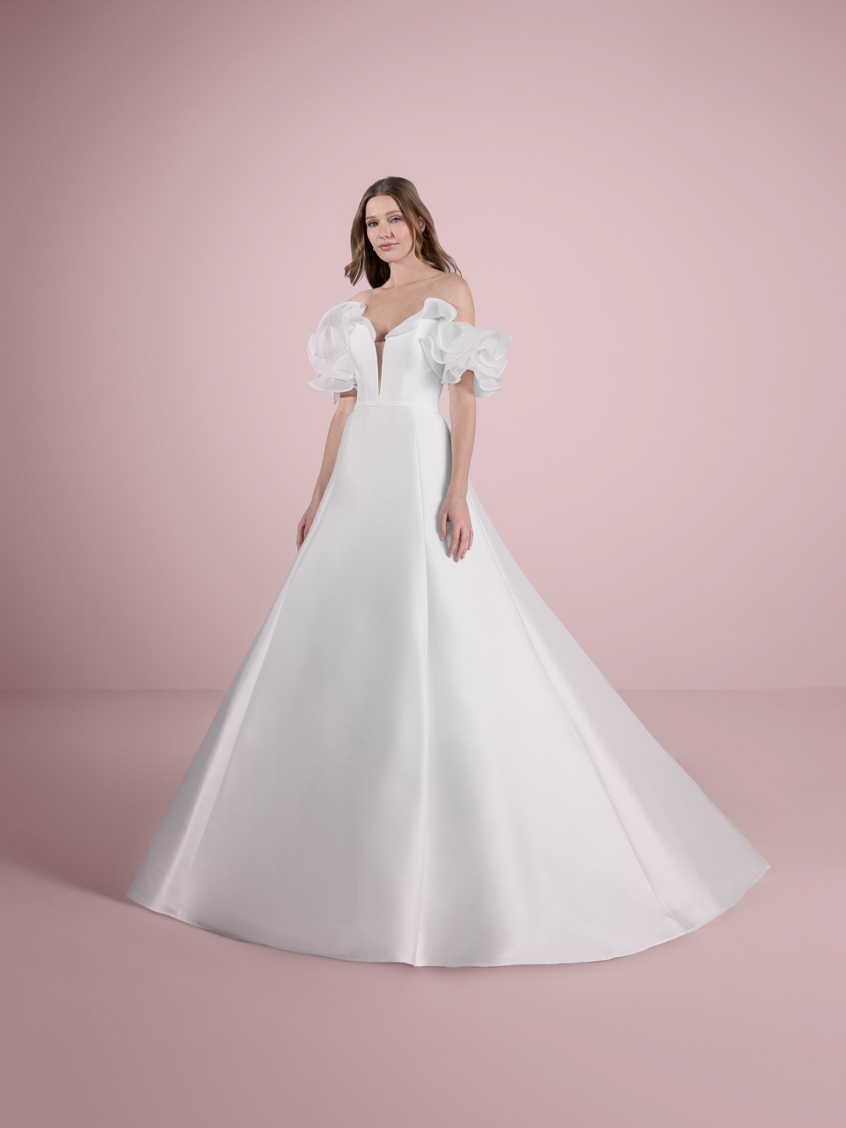 Robes de mariee chics et modernes pour le jour J Nicole Milano