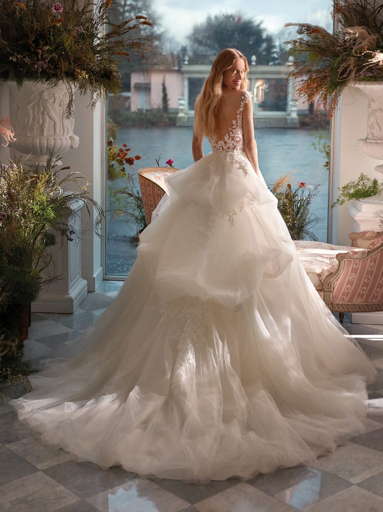 Sofisticado vestido en mikado con la sobrefalda más fabulosa en voile de tul y encaje macro. ¡La magia de la elegancia!