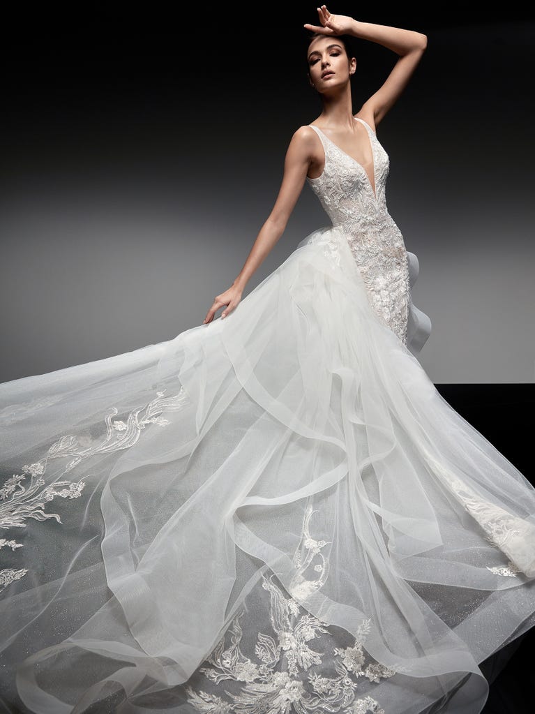 Princess wedding dress in carmine red tulle. The tulle ruffles create a light volume on the skirt and the sleeveless bodice, while the high waistline enhances the waist.