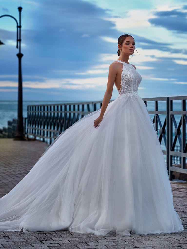 Tulle wedding dress with sleeveless bodice and sweetheart neckline. The embroidered lace creates a fabulous 3D effect, and the removable sleeves will look perfect during the ceremony.
