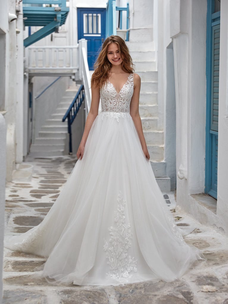 Tulle wedding dress with sleeveless bodice and sweetheart neckline. The embroidered lace creates a fabulous 3D effect, and the removable sleeves will look perfect during the ceremony.