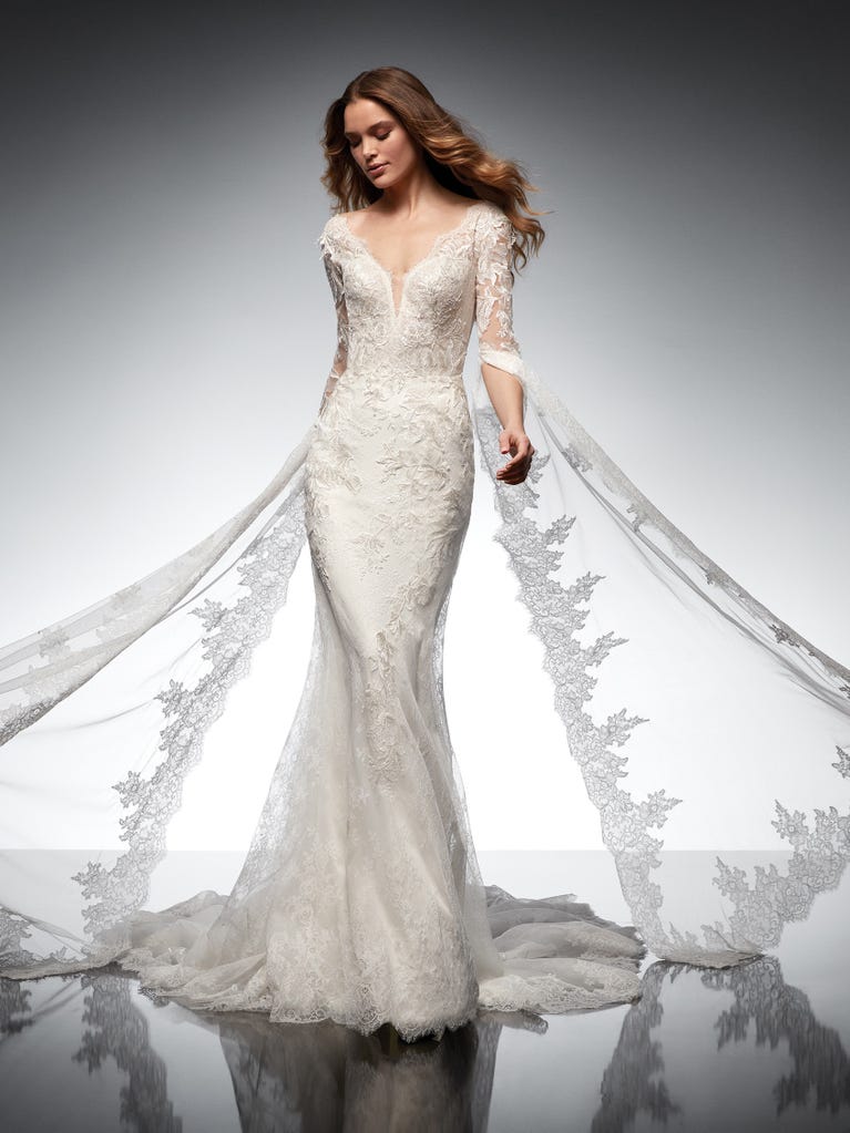 Princess wedding dress in carmine red tulle. The tulle ruffles create a light volume on the skirt and the sleeveless bodice, while the high waistline enhances the waist.