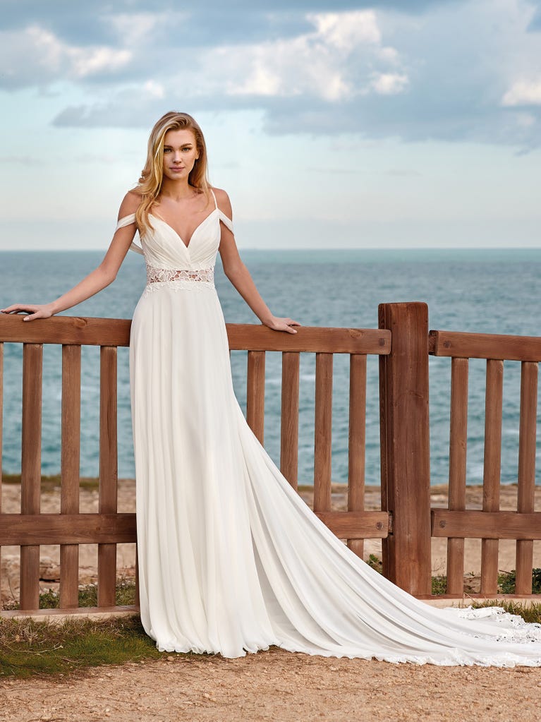 Flared wedding dress with voluminous yet lightweight tulle skirt with lace embroidered with floral motifs. For brides who dream of a romantic, feminine dress to say “I do.”