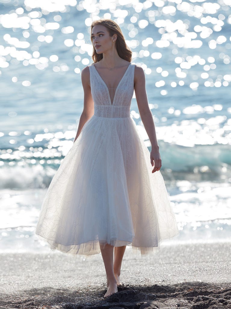 Sofisticado vestido en mikado con la sobrefalda más fabulosa en voile de tul y encaje macro. ¡La magia de la elegancia!