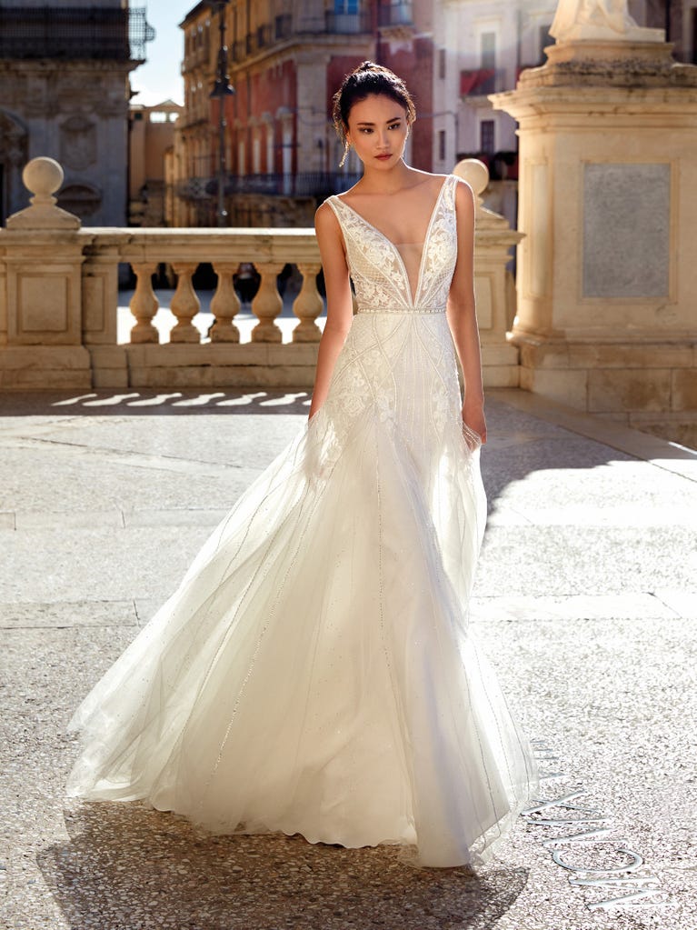 Sofisticado vestido en mikado con la sobrefalda más fabulosa en voile de tul y encaje macro. ¡La magia de la elegancia!