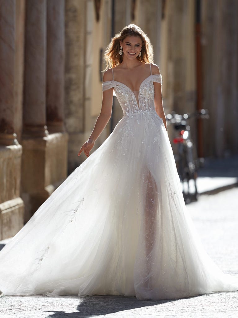 Sofisticado vestido en mikado con la sobrefalda más fabulosa en voile de tul y encaje macro. ¡La magia de la elegancia!