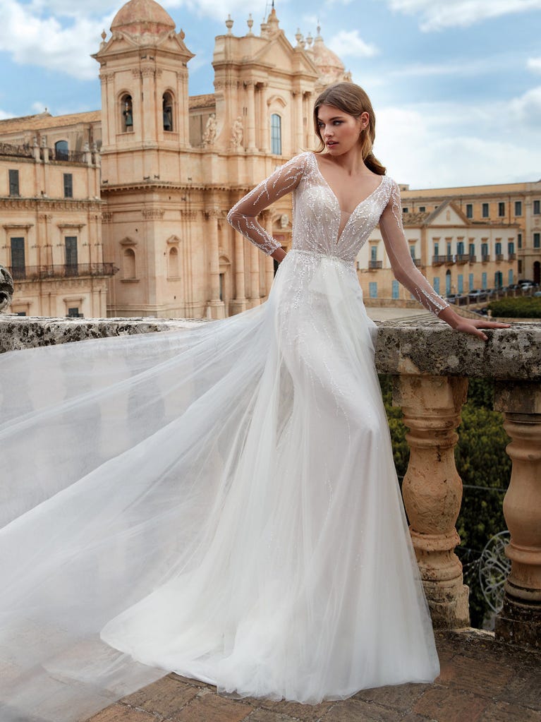 Tulle wedding dress with sleeveless bodice and sweetheart neckline. The embroidered lace creates a fabulous 3D effect, and the removable sleeves will look perfect during the ceremony.