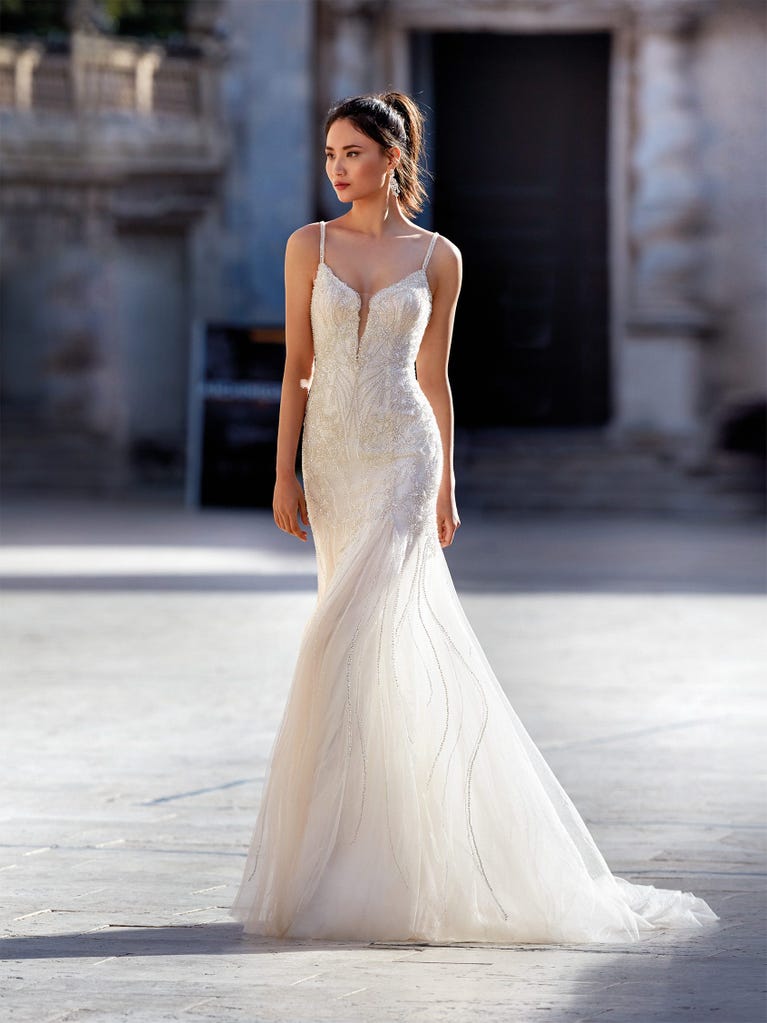 Princess wedding dress in carmine red tulle. The tulle ruffles create a light volume on the skirt and the sleeveless bodice, while the high waistline enhances the waist.