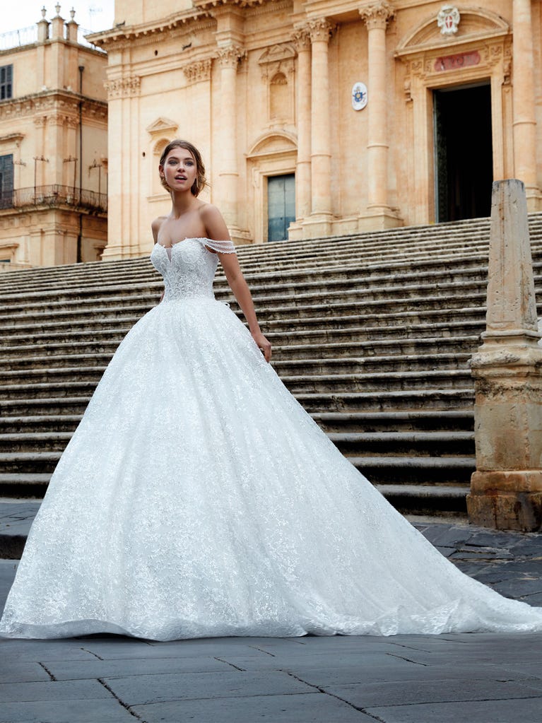 Tulle wedding dress with sleeveless bodice and sweetheart neckline. The embroidered lace creates a fabulous 3D effect, and the removable sleeves will look perfect during the ceremony.