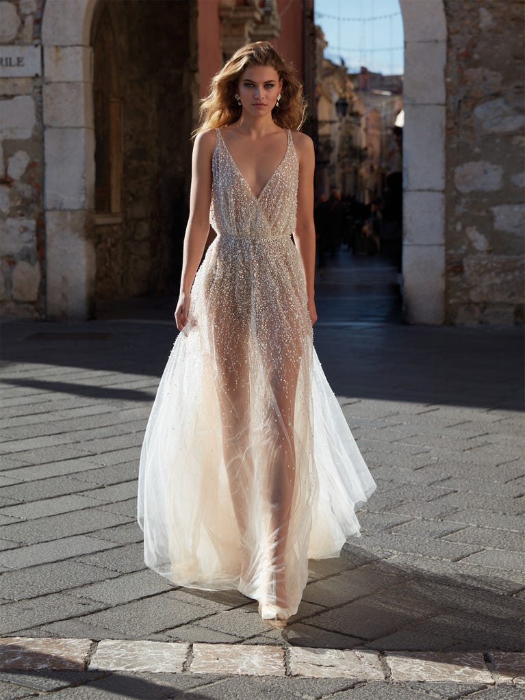 Sofisticado vestido en mikado con la sobrefalda más fabulosa en voile de tul y encaje macro. ¡La magia de la elegancia!