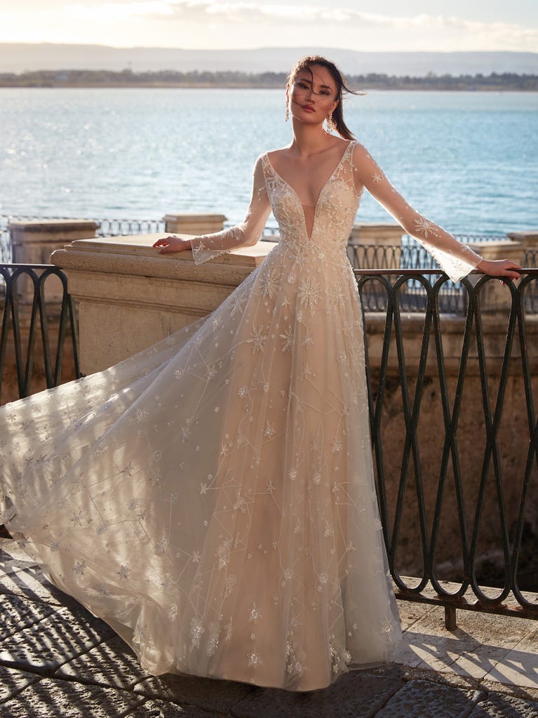 Sofisticado vestido en mikado con la sobrefalda más fabulosa en voile de tul y encaje macro. ¡La magia de la elegancia!