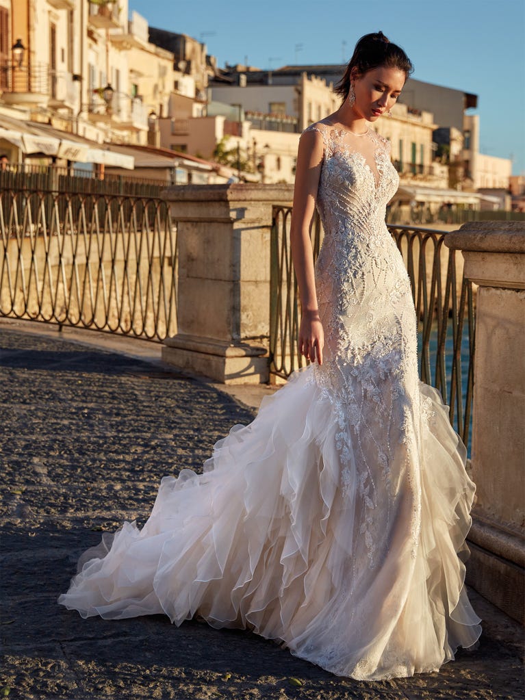 Princess wedding dress in carmine red tulle. The tulle ruffles create a light volume on the skirt and the sleeveless bodice, while the high waistline enhances the waist.