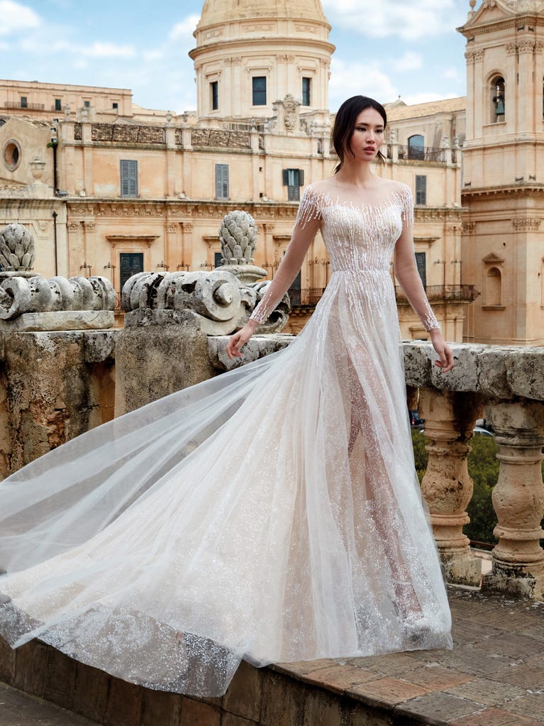 Sofisticado vestido en mikado con la sobrefalda más fabulosa en voile de tul y encaje macro. ¡La magia de la elegancia!