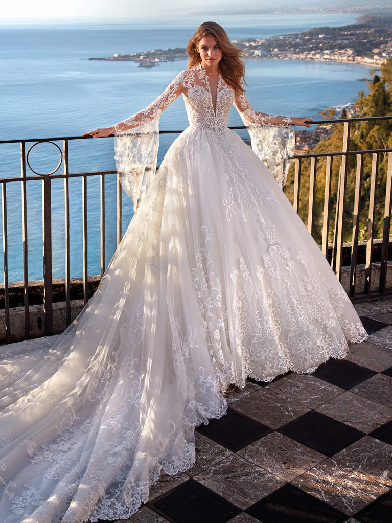 Tulle wedding dress with sleeveless bodice and sweetheart neckline. The embroidered lace creates a fabulous 3D effect, and the removable sleeves will look perfect during the ceremony.