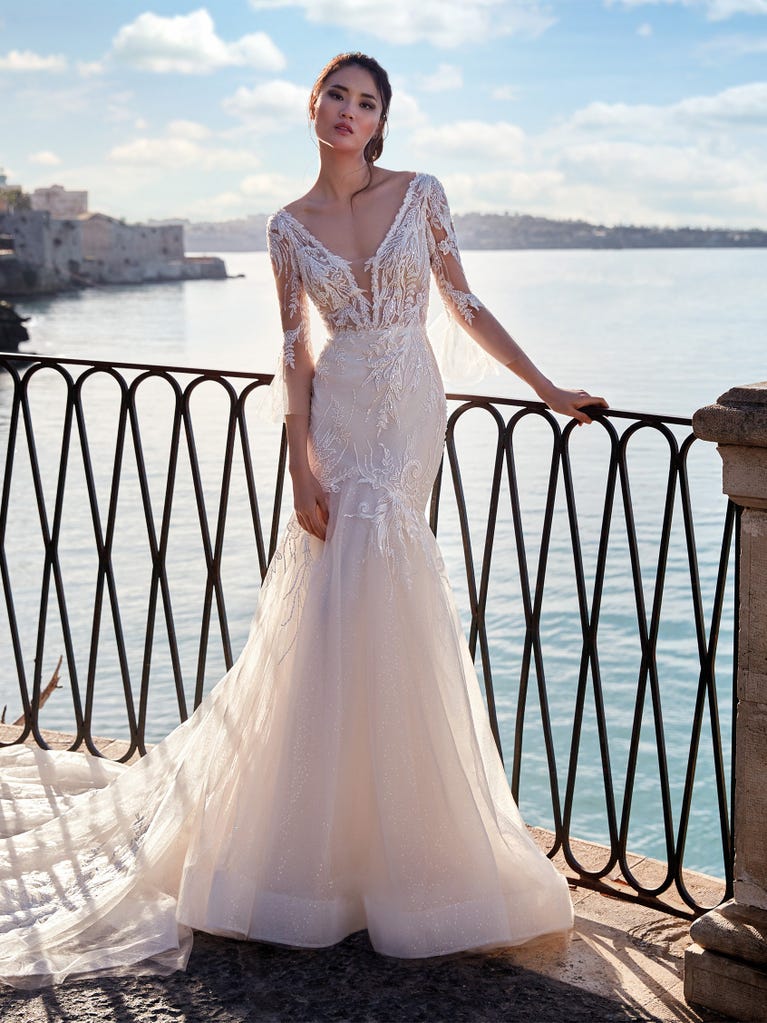Princess wedding dress in carmine red tulle. The tulle ruffles create a light volume on the skirt and the sleeveless bodice, while the high waistline enhances the waist.