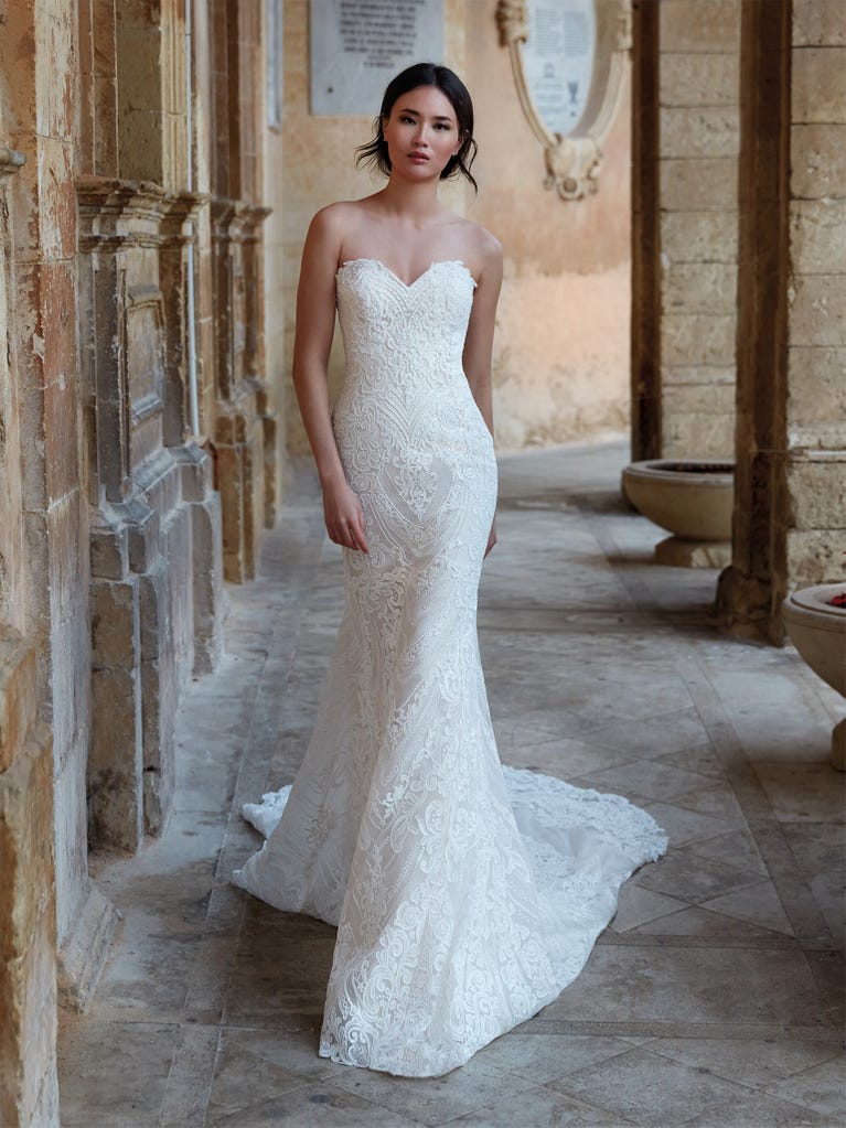 Princess wedding dress in carmine red tulle. The tulle ruffles create a light volume on the skirt and the sleeveless bodice, while the high waistline enhances the waist.