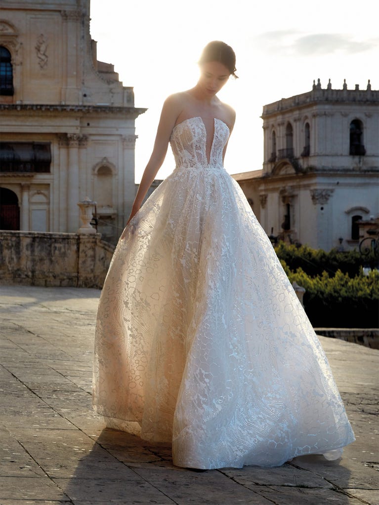 Sofisticado vestido en mikado con la sobrefalda más fabulosa en voile de tul y encaje macro. ¡La magia de la elegancia!