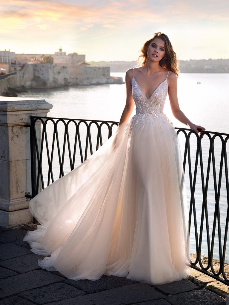 Sofisticado vestido en mikado con la sobrefalda más fabulosa en voile de tul y encaje macro. ¡La magia de la elegancia!