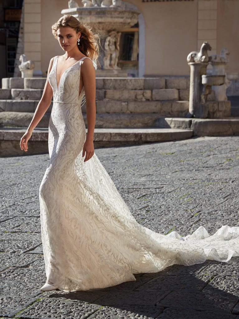 Princess wedding dress in carmine red tulle. The tulle ruffles create a light volume on the skirt and the sleeveless bodice, while the high waistline enhances the waist.