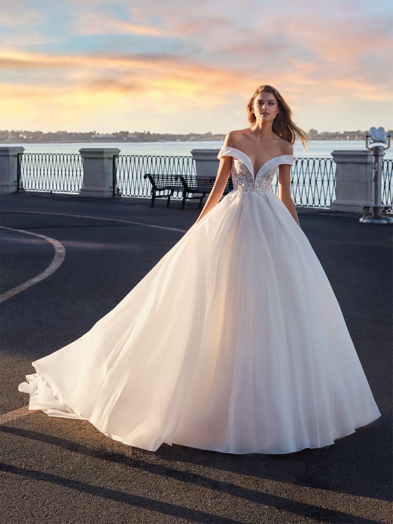 Tulle wedding dress with sleeveless bodice and sweetheart neckline. The embroidered lace creates a fabulous 3D effect, and the removable sleeves will look perfect during the ceremony.