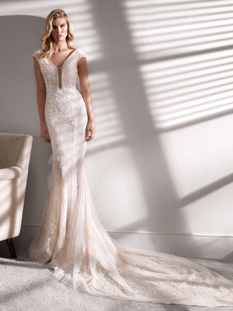 Princess wedding dress in carmine red tulle. The tulle ruffles create a light volume on the skirt and the sleeveless bodice, while the high waistline enhances the waist.